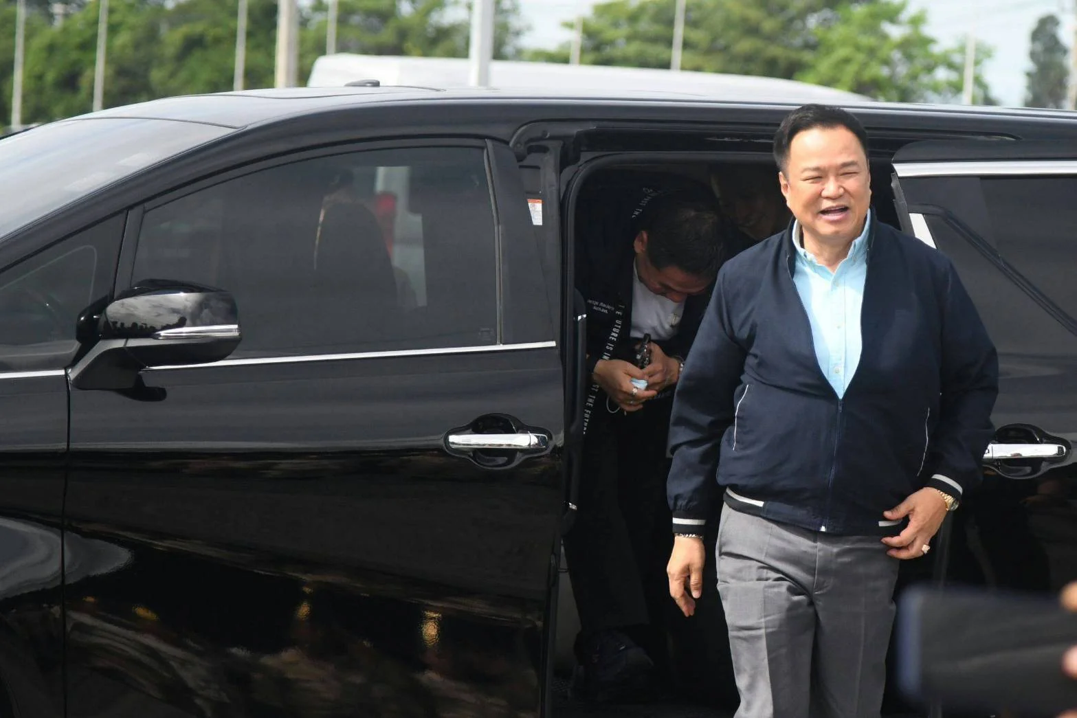 ​"อนุทิน" ยกเลิกภารกิจสุพรรณฯ บินด่วนชลบุรี แถลงสรุปคดีฆาตกรรมฝังดิน 5 ศพ
