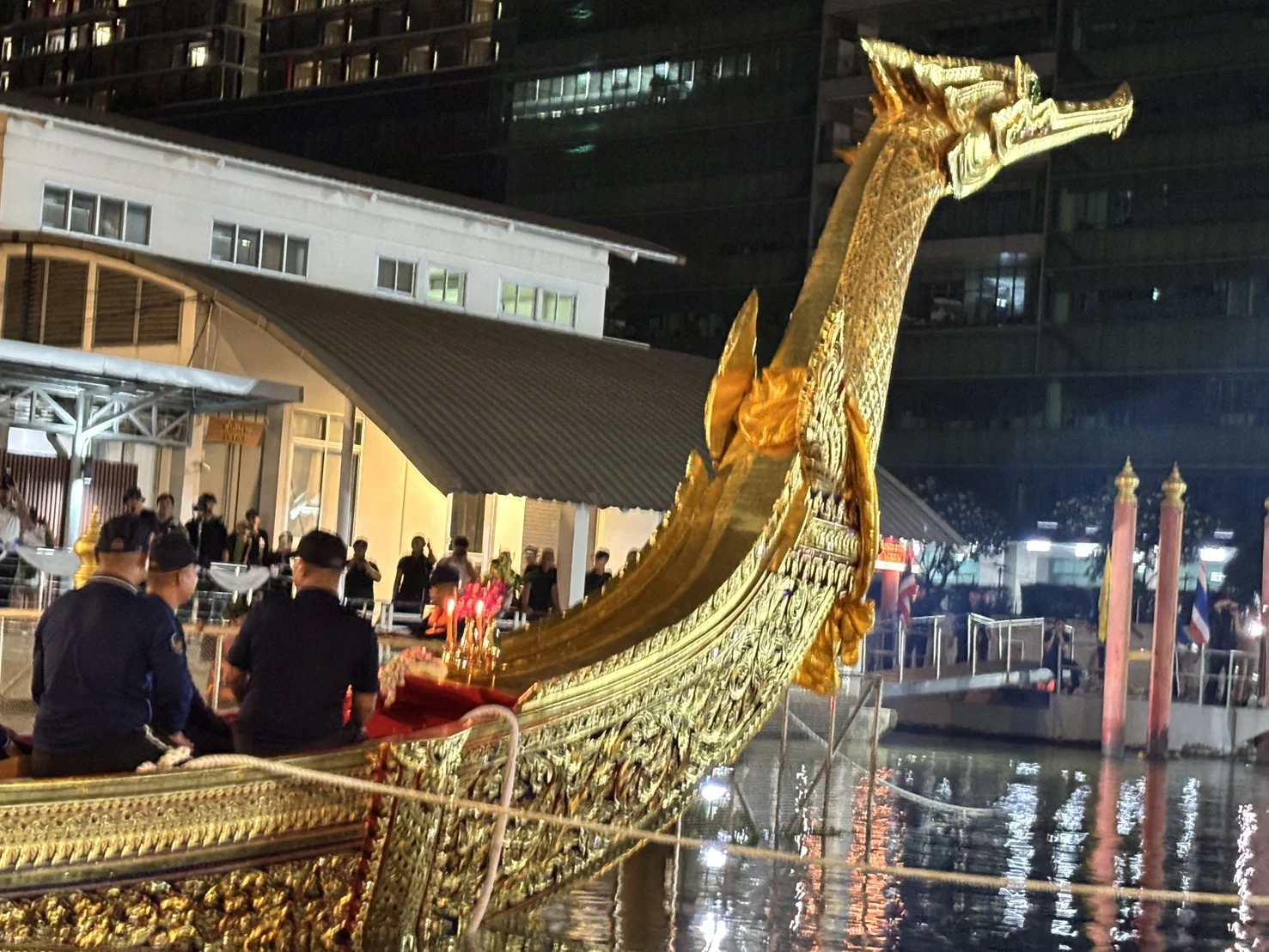 อัญเชิญเรือพระที่นั่งสุพรรณหงส์ลงน้ำ เตรียมขบวนพยุหยาตราทางชลมารค