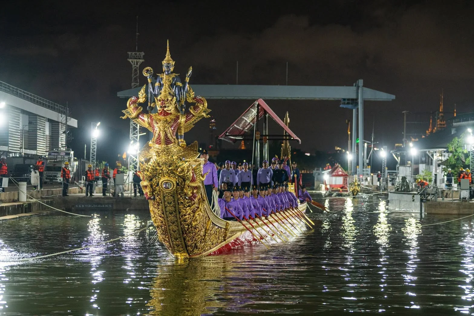 อัญเชิญ “นารายณ์ทรงสุบรรณ รัชกาลที่ 9” เรือพระที่นั่งลำที่ 2 ลงน้ำแล้ว เตรียมขบวนพยุหยาตราฯ พ.ย.นี้