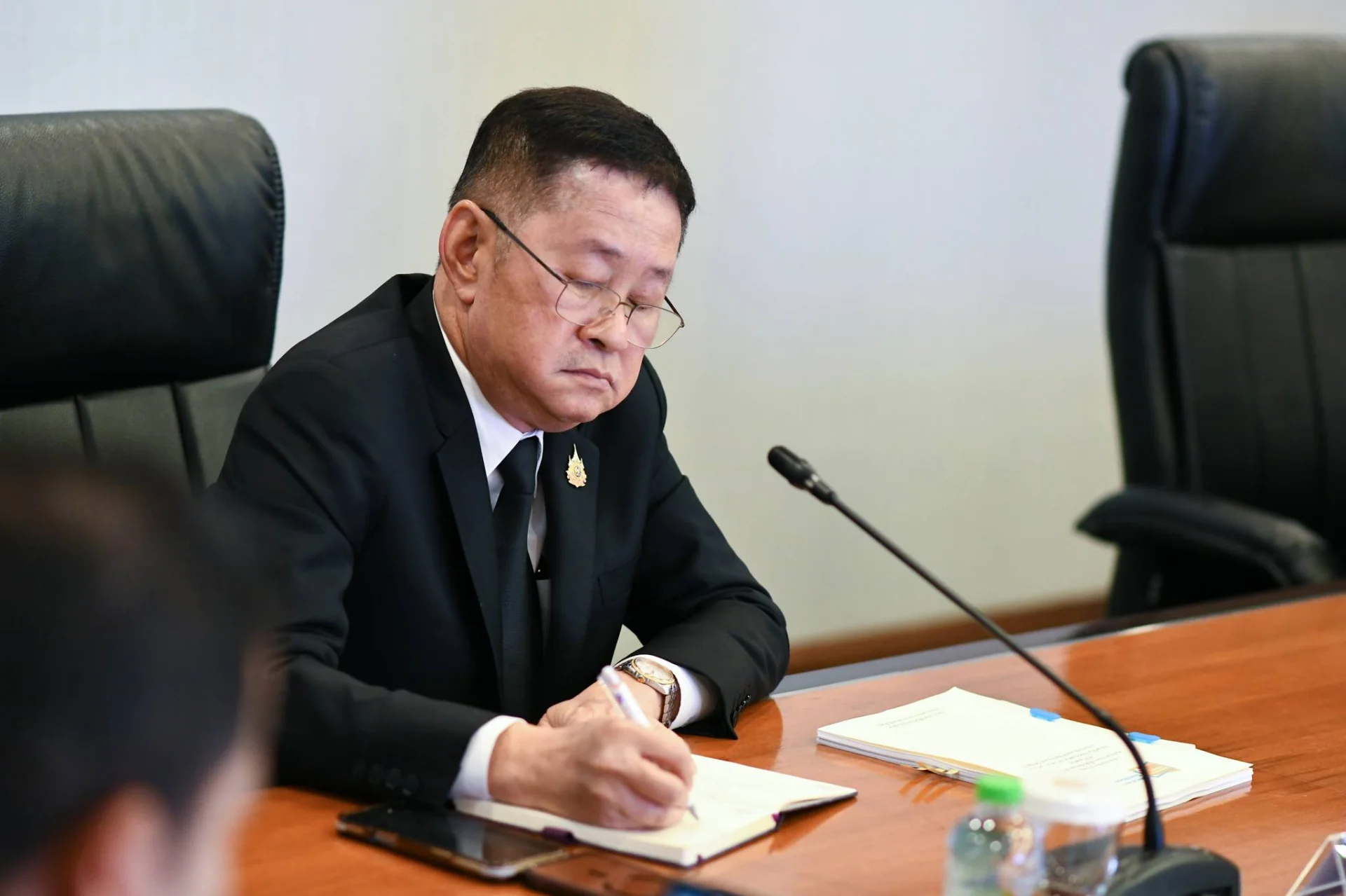 ศธ. กาง 6 มาตรการเข้มความปลอดภัยโรงเรียน ดัน พ.ร.บ. คุมอาวุธ-อุปกรณ์อิเล็กทรอนิกส์