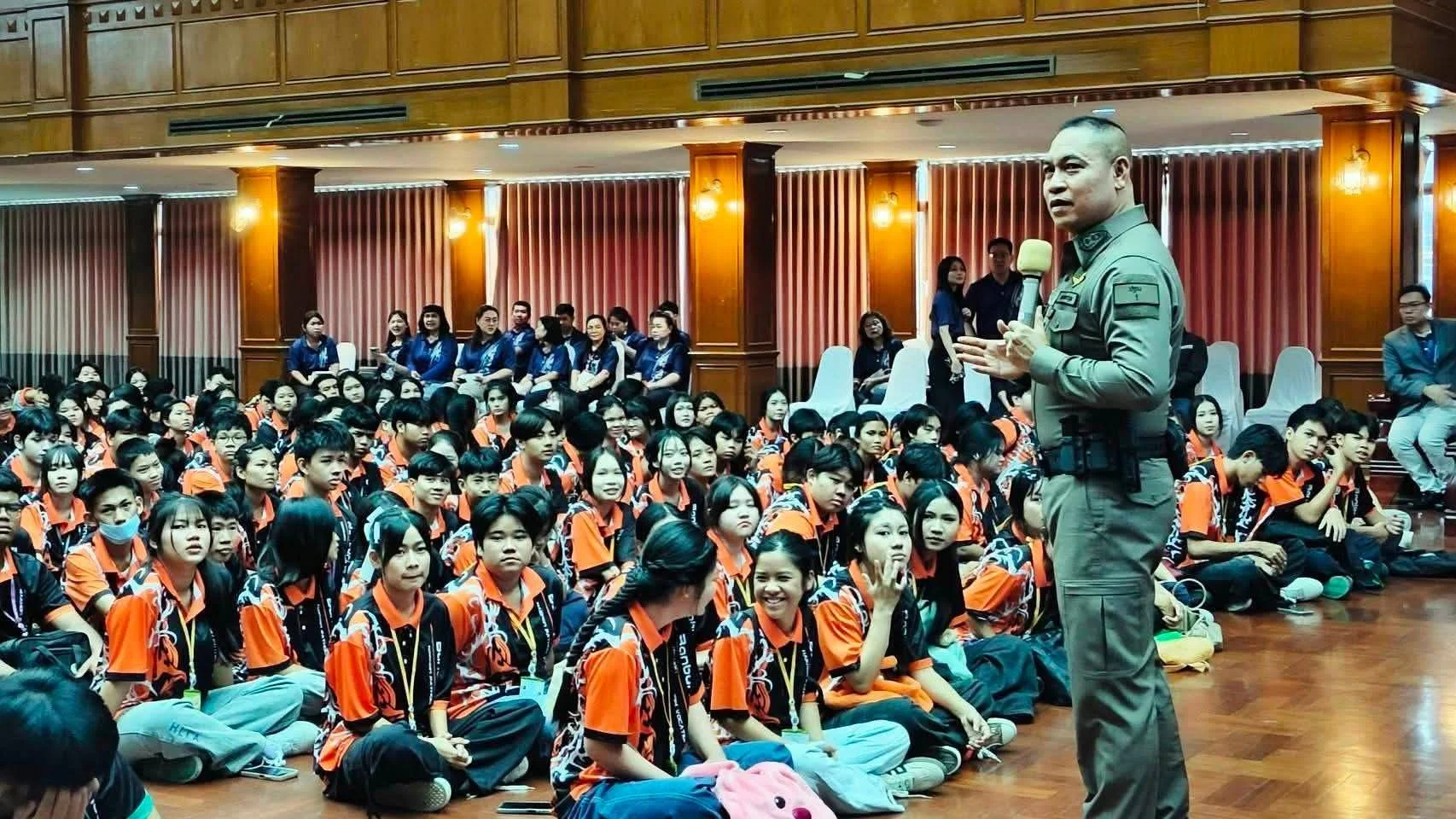 ตำรวจ ให้ความรู้เอาตัวรอดจากเหตุกราดยิงในสถานศึกษา