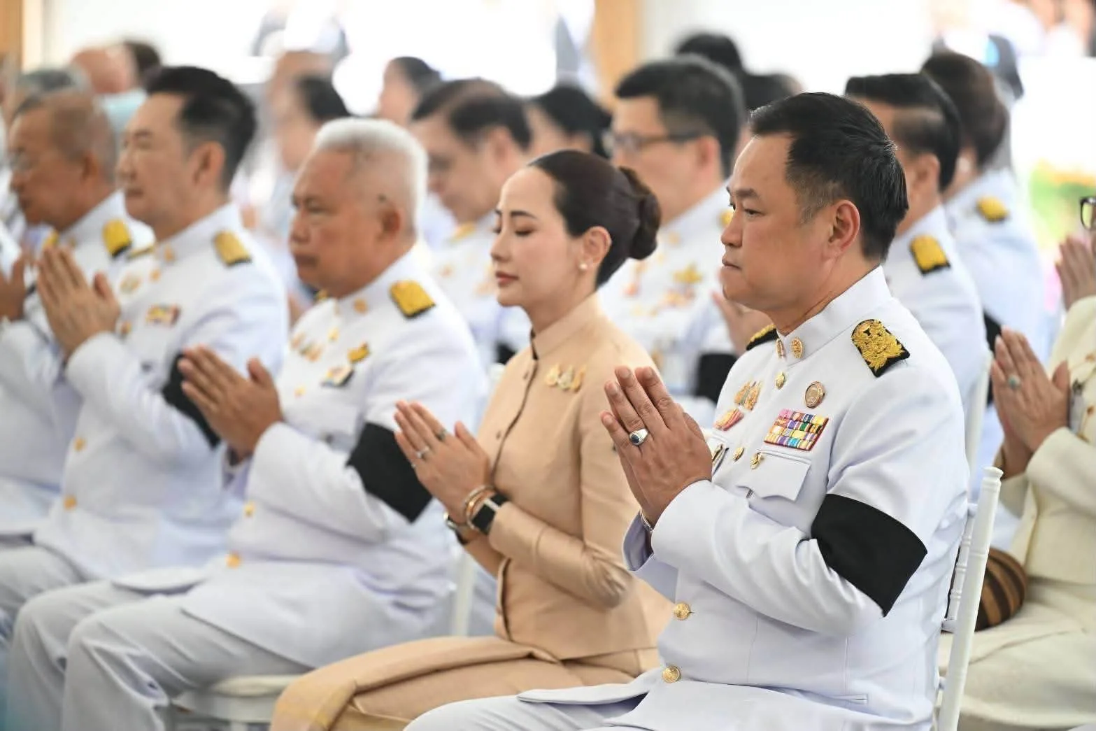 นายกรัฐมนตรีและภริยาเป็นประธานในพิธีสวดพระพุทธมนต์และทำบุญตักบาตรถวายพระราชกุศล