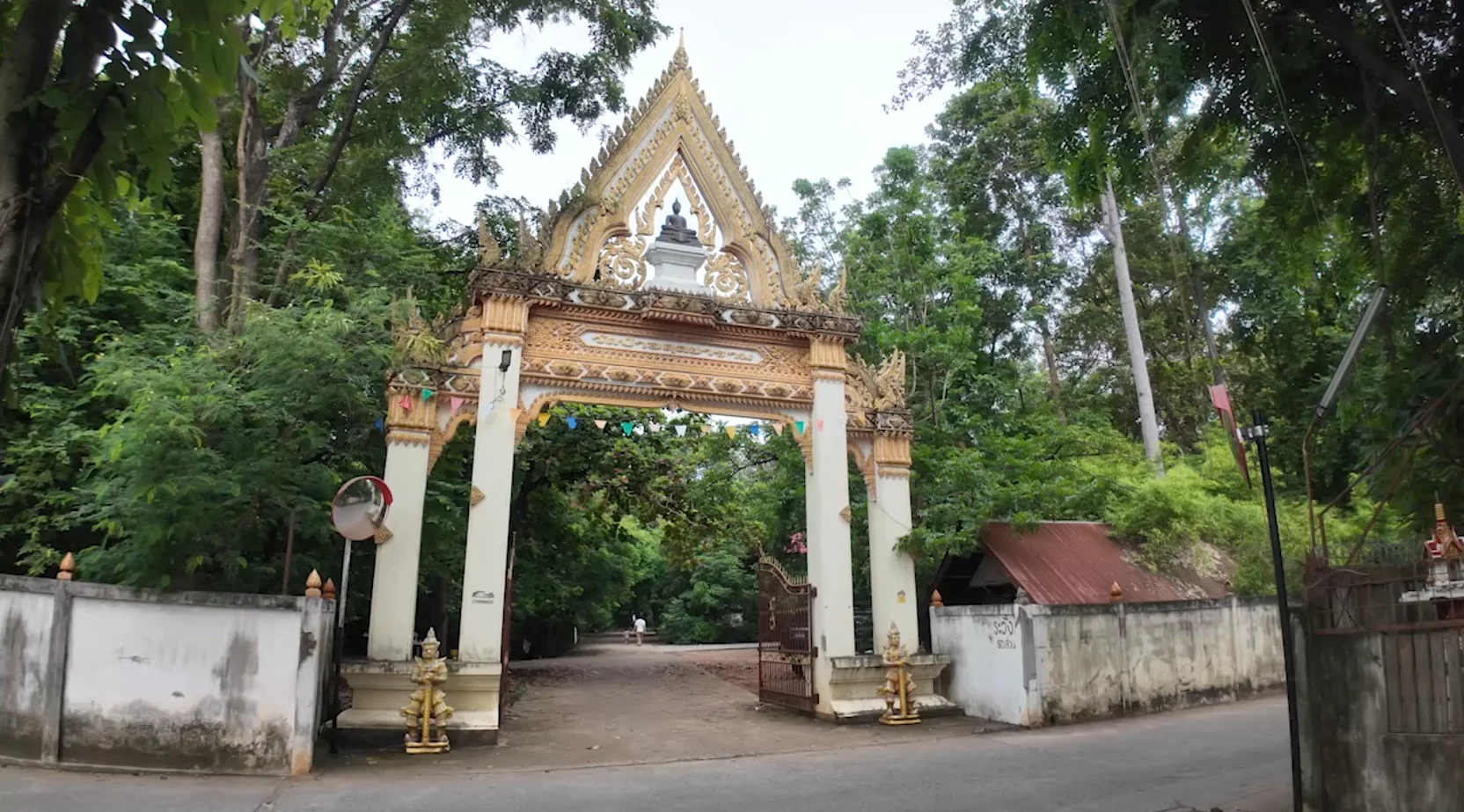 บรรยากาศวัดป่าอดุลยาราม ขอนแก่น สงบ พระออกบิณฑบาตปกติ