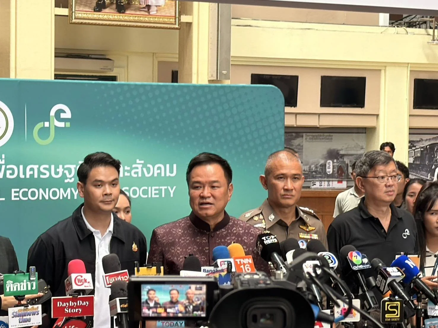 "อนุทิน" ลั่นไร้ปัญหาพบ 3 อดีตนายกฯ เพื่อไทย ย้ำวางเรื่องส่วนตัว มุ่งผลประโยชน์ชาติเป็นหลัก