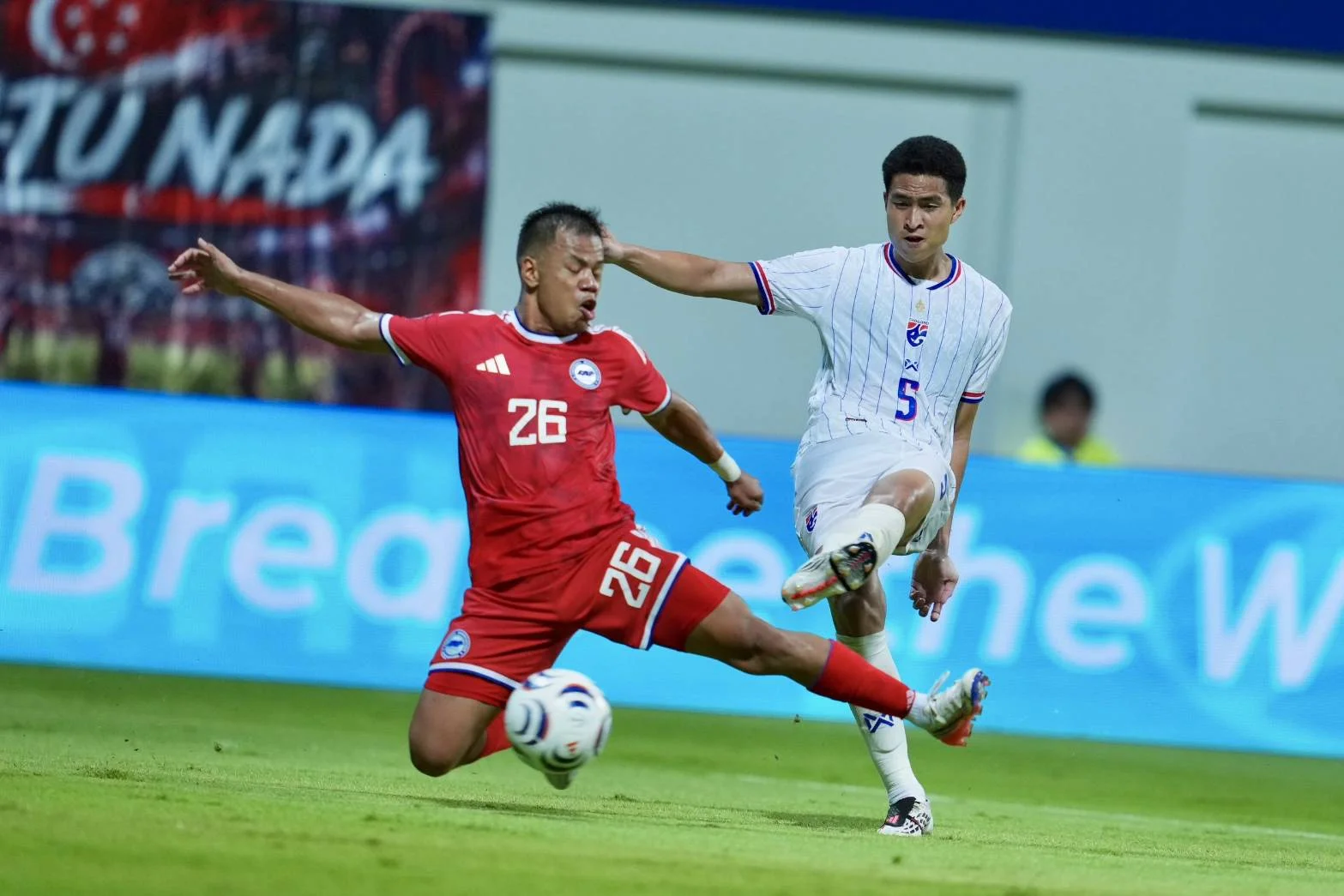ฟุตบอลชายทีมชาติไทย บุกชนะ สิงคโปร์ 3-1 ศึกอาเซียน คัพ รอบรองฯ นัดแรก