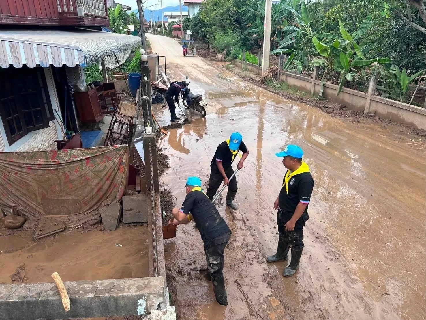 มทบ.38 ส่งจิตอาสาฟื้นฟูปัว พร้อม “หมอเดินเท้า” ดูแลถึงบ้าน