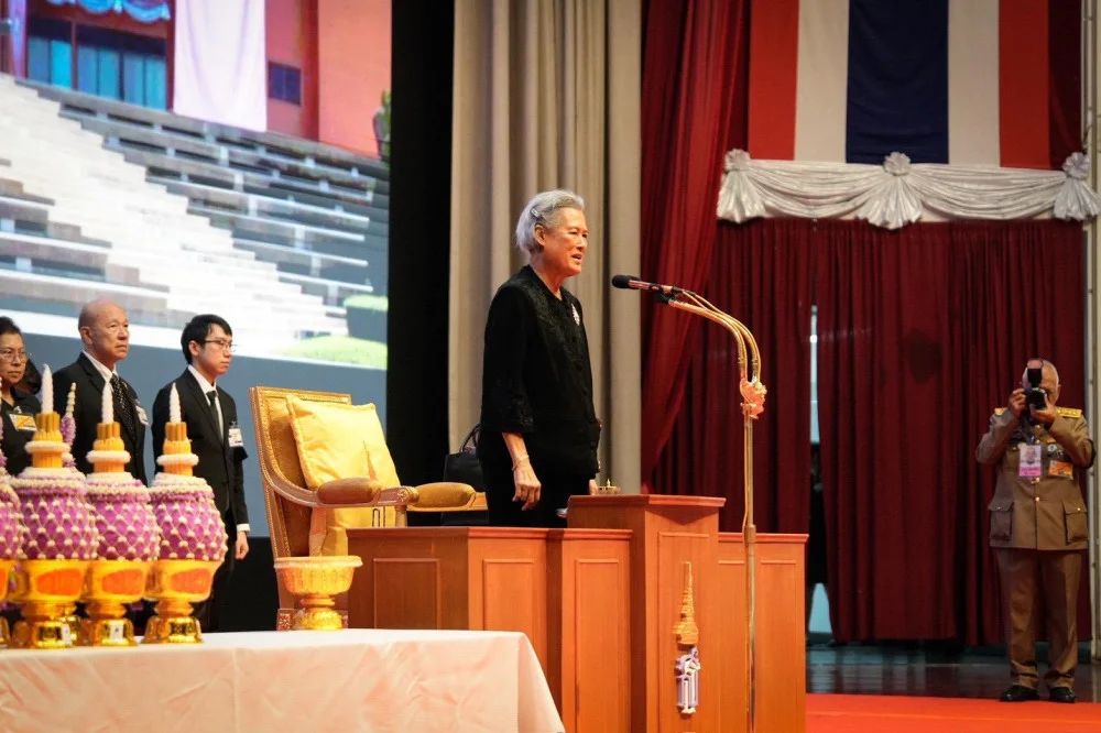 พลเอกหญิง สมเด็จพระกนิษฐาธิราชเจ้า กรมสมเด็จพระเทพรัตนราชสุดา ฯ สยามบรมราชกุมารี พระราชทานพระราโชวาทแก่นักเรียนนายร้อยพระจุลจอมเกล้า