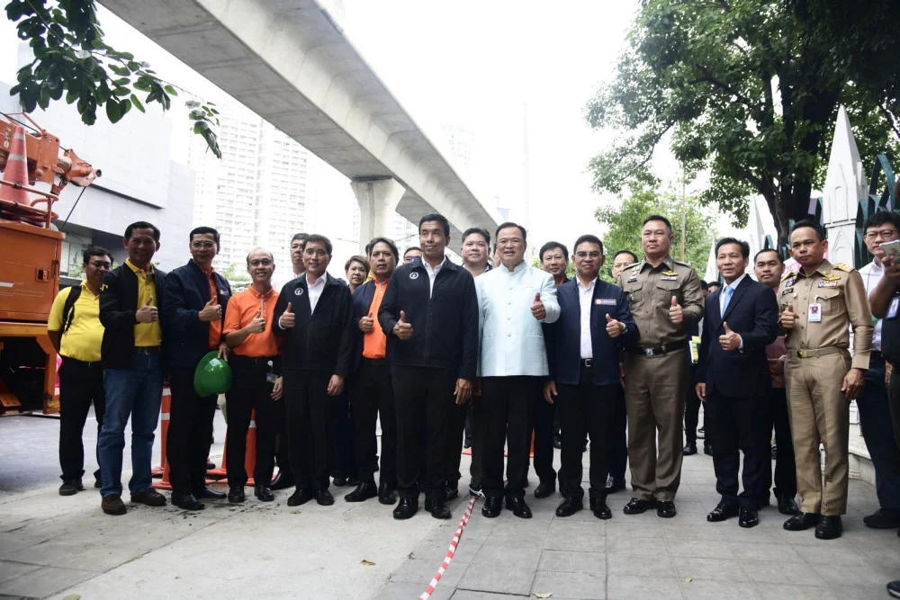มท.1 ร่วมรื้อเสาไฟฟ้าต้นสุดท้าย พร้อมเนรมิตพหลโยธิน ถนนสวยไร้เสาสาย
