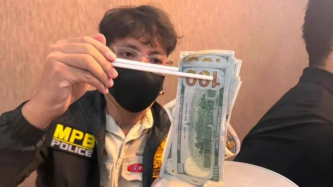 รองจ๋อนำทีมรวบแก๊งค์ผิวสี พร้อมแฉกลโกงระดับโลก “Black Money ”เปลี่ยนกระดาษดำเป็น เงินดอลลาร์ หลอกเหยื่อ อ้างผลิตได้ 200 ล้านบาท