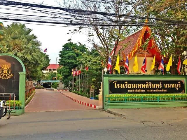 ประชาชนวางดอกไม้อาลัย เหตุกราดยิงโรงเรียนเทพศิรินทร์ นนทบุรี