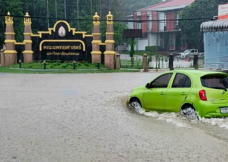 ฝนถล่ม 2 ชม.เกิน 100 มม. นครพนมเฝ้าระวังฝนซ้ำ หลังเร่งสูบน้ำจนเขตเมืองกลับสู่ปกติ