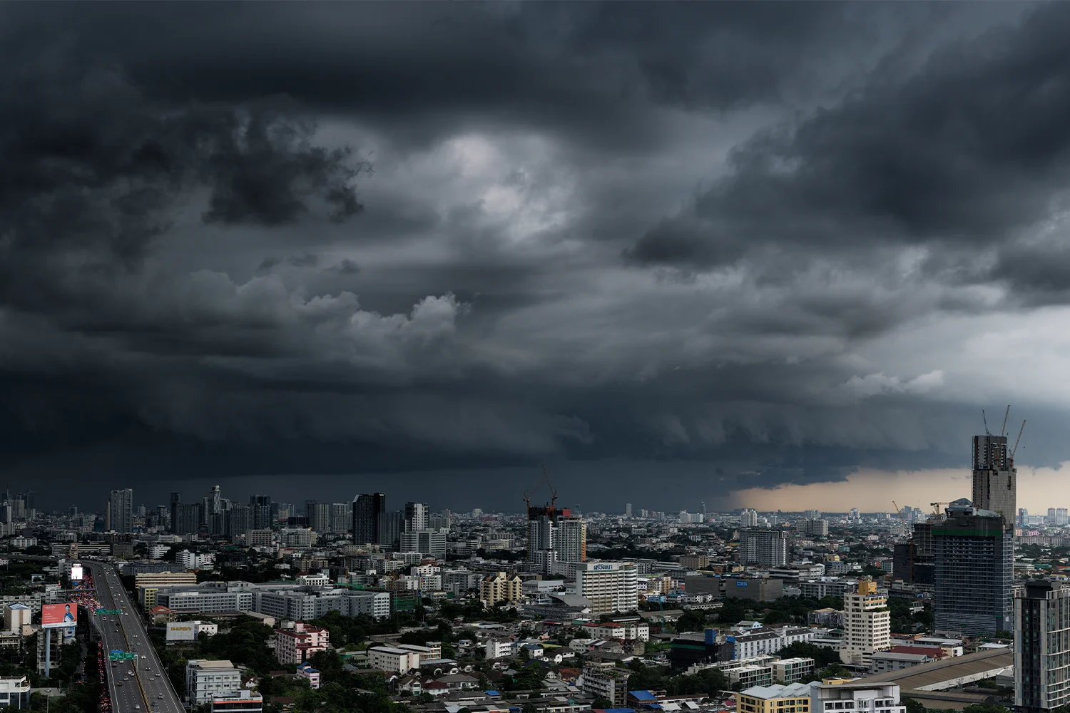 อุตุฯ เตือน 26 จังหวัด รวม กทม.-ปริมณฑล เสี่ยงฝนตกหนัก ภาคตะวันออกตกหนักมาก