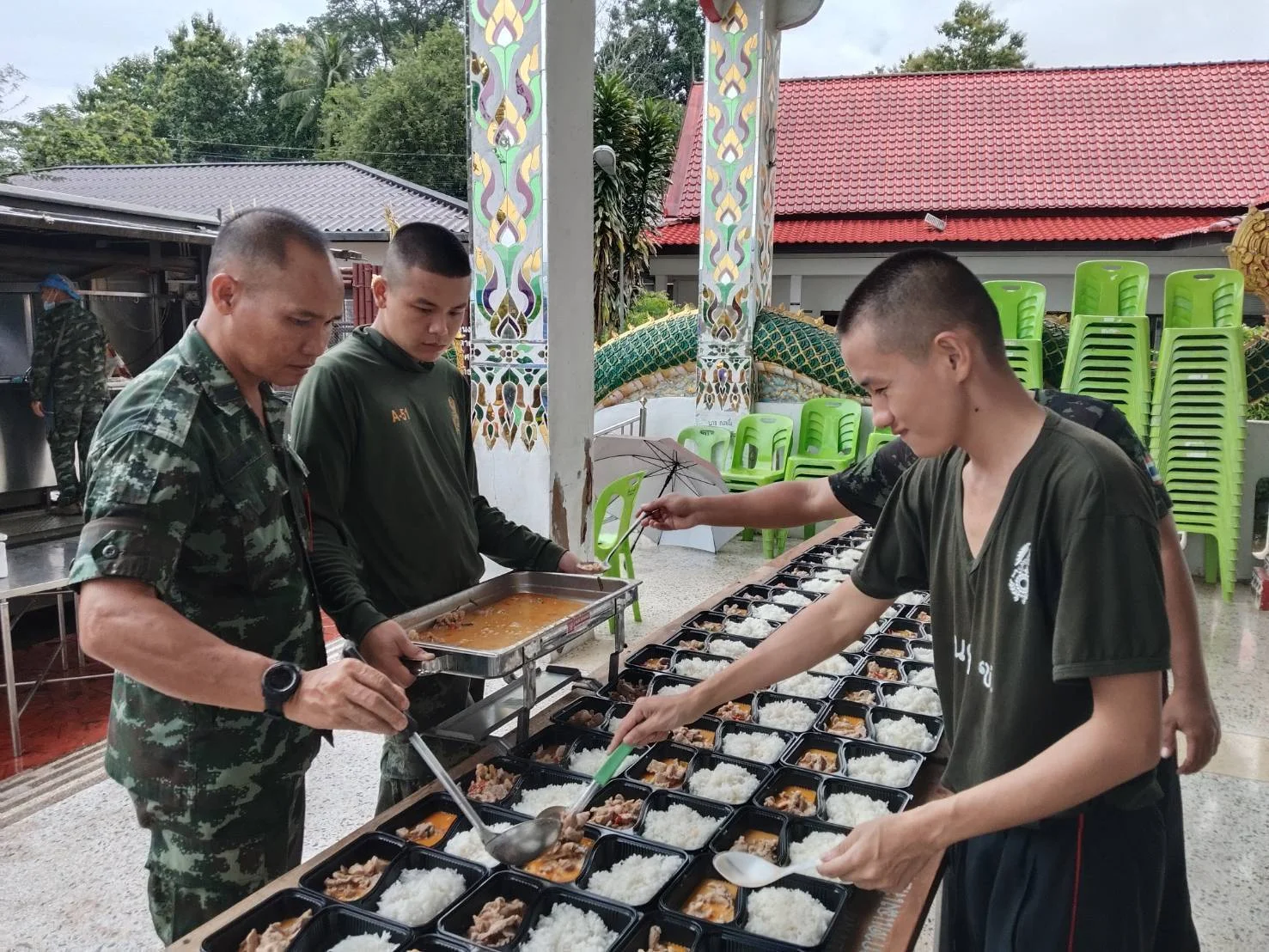 กองทัพบกตั้งโรงครัวพระราชทาน แจกผู้ประสบภัยน้ำท่วม