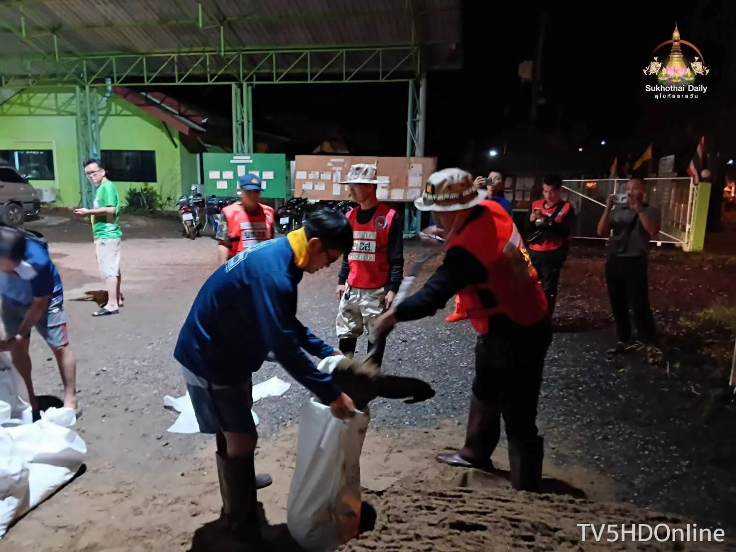 สุโขทัยเฝ้าระวังน้ำหลาก! อ.ศรีสัชนาลัย เสริมแนวกระสอบทรายรับมือน้ำท่วมฉับพลัน
