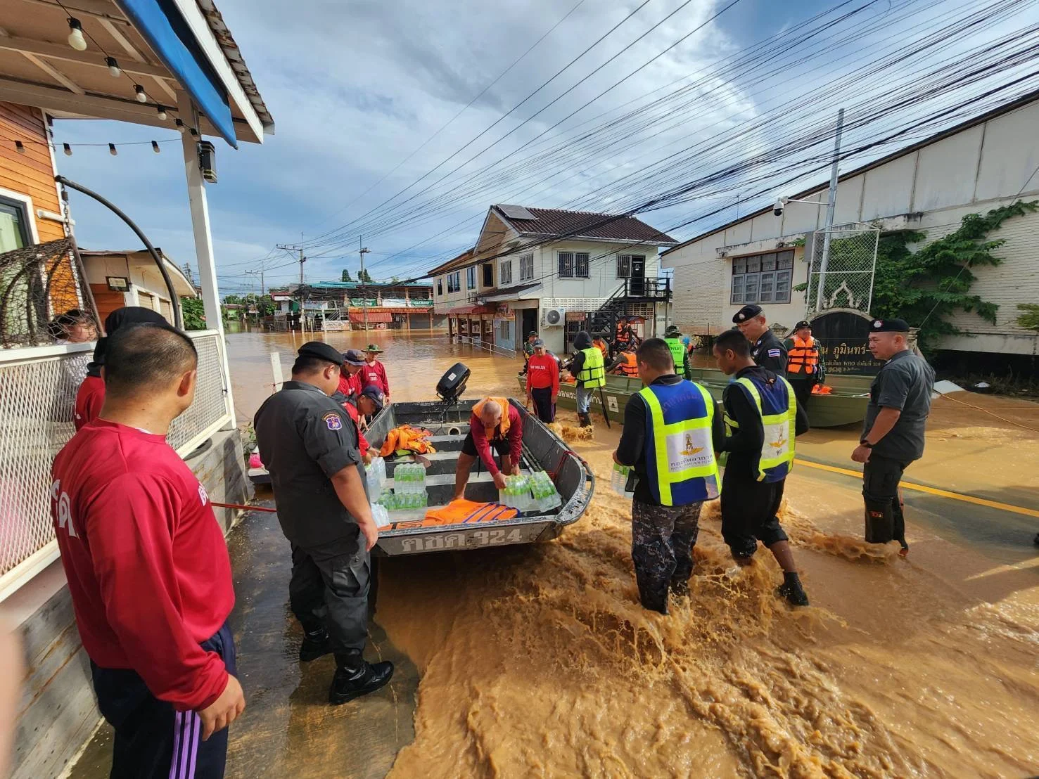 ทอ. ระดมช่วยน้ำท่วมน่าน ส่ง C-130 ขนสิ่งของ–อุปกรณ์ฟื้นฟู
