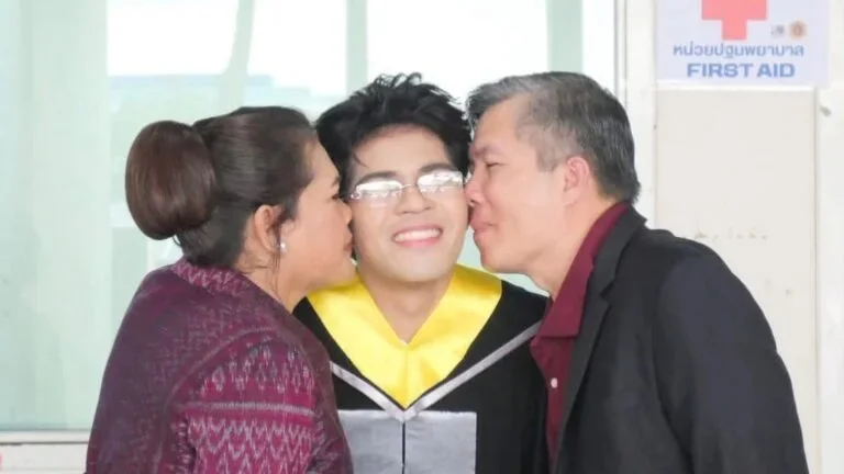 ชื่นมื่น! “ไรอัล กาจบัณฑิต” เข้าซ้อมรับปริญญา จันทรเกษม แฟนคลับแห่ยินดีแน่น
