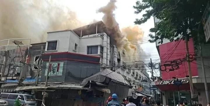 คลองถมปะทุซ้ำ! ฝนถล่มแต่ไฟยังปะทุ เจ้าหน้าที่ระดมฉีดน้ำ