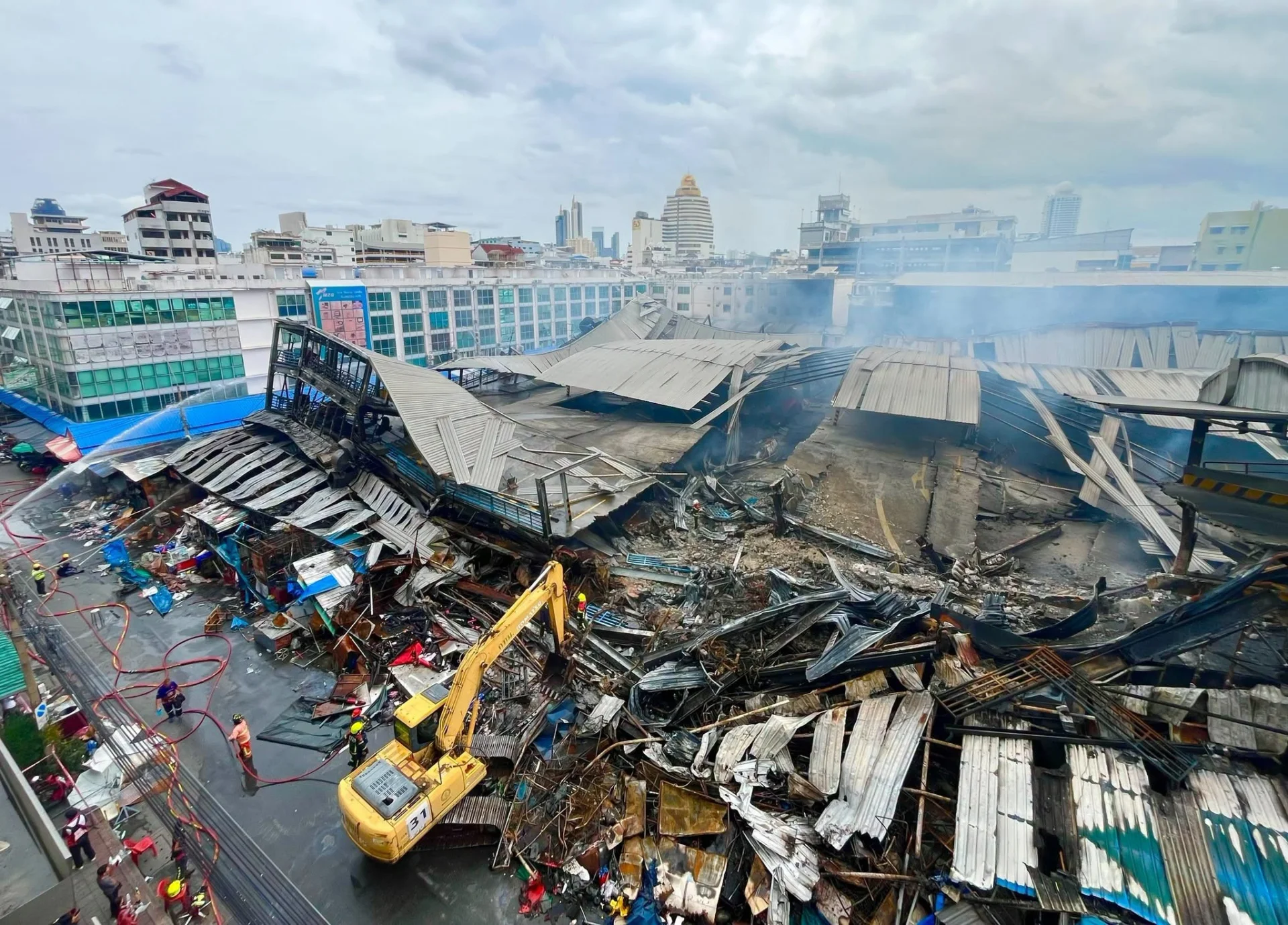 ไฟไหม้คลองถม ผู้เสียหายแจ้งความเกือบ 200 ราย พฐ.ยังเข้าพื้นที่ไม่ได้