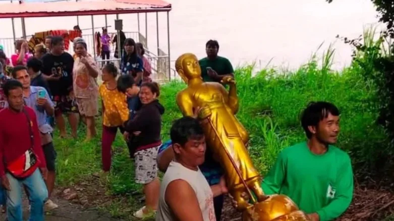 ฮือฮา! พบ “พระสิวลี” ลอยเจ้าพระยาติดหน้าวัดธรรมามูล ชาวบ้านแห่สักการะ