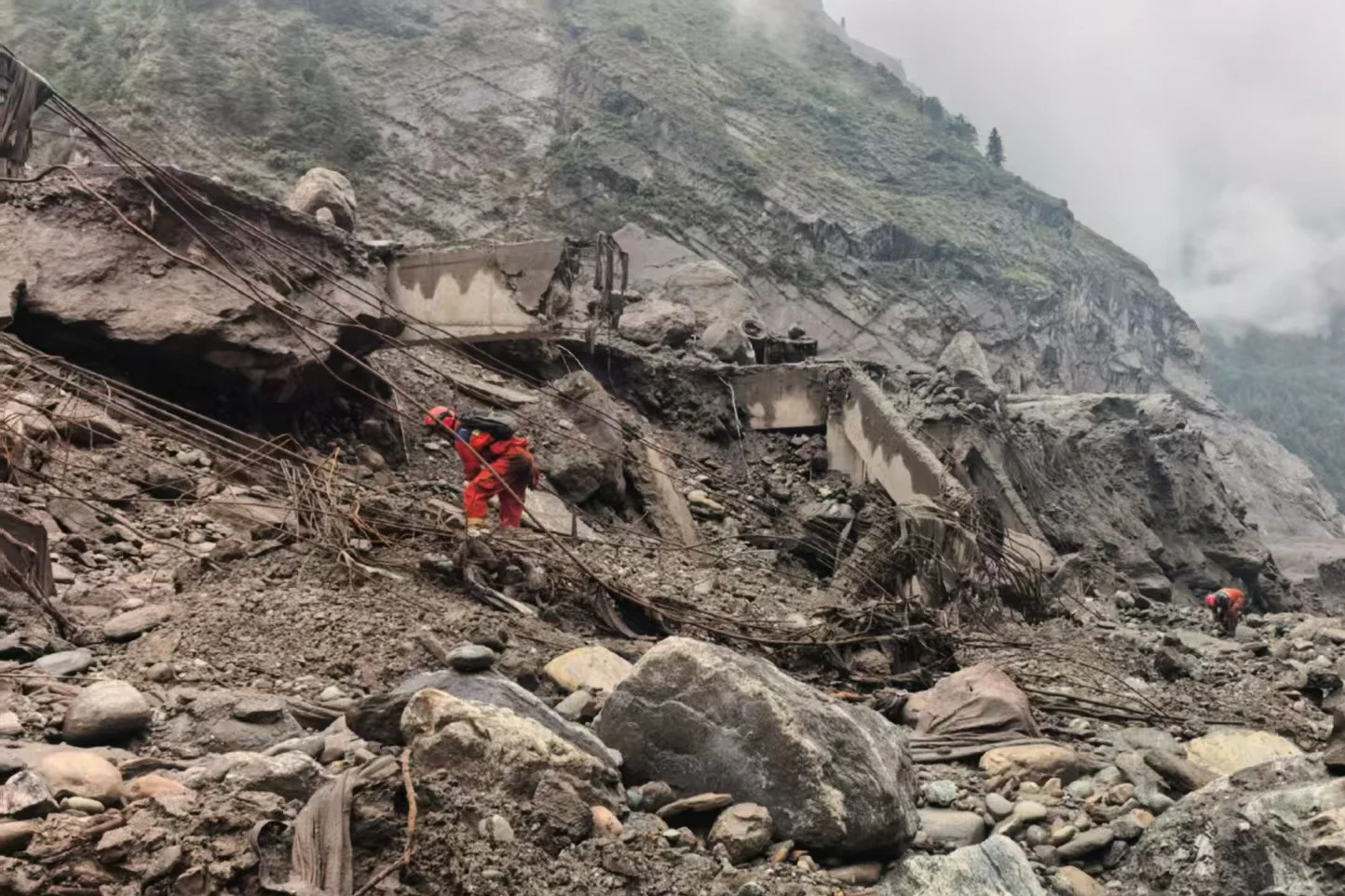 เนปาล-จีนระดมกู้ภัย เร่งค้นหากว่า 3,000 ชีวิต ยอดตายทะลุ 800