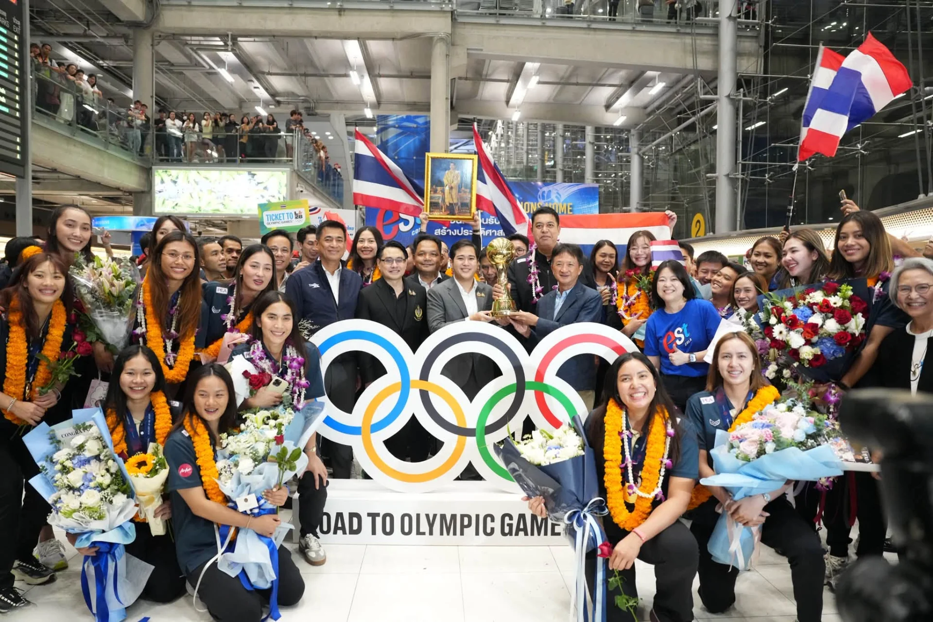 กลับบ้านอย่างฮีโร่! สาวไทยหอบแชมป์เอเชีย-ตั๋วโอลิมปิกถึงสุวรรณภูมิ