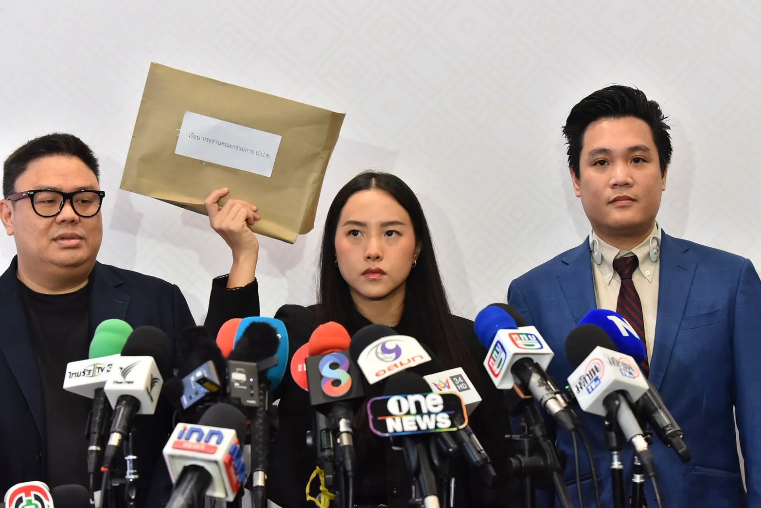 “รักชนก” ยื่น ป.ป.ช. ตรวจสอบโครงการ TH-AI Passport